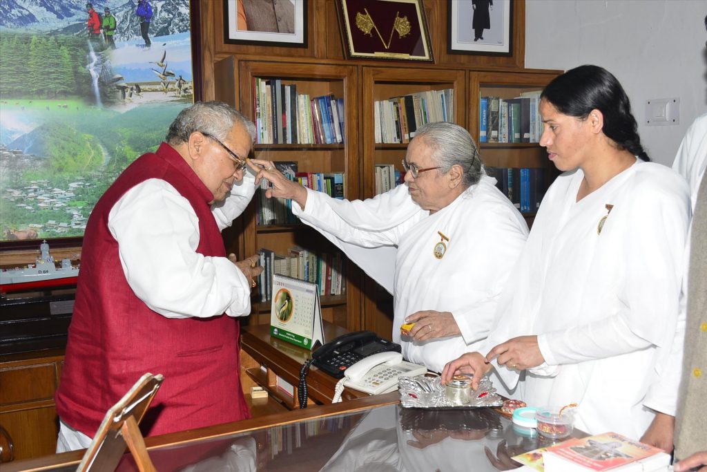 Shimla - Rakhi Tying to H.E. Kalraj Mishra, Governor of Himachal Pradesh