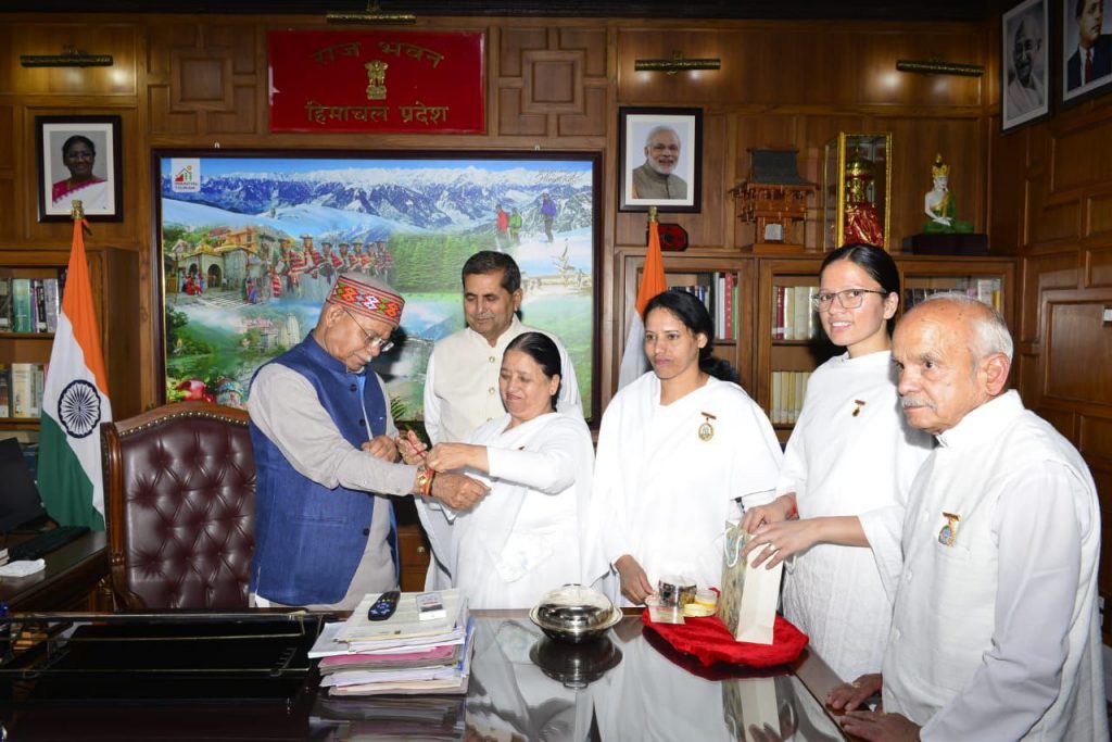 माननीय राज्यपाल, मुख्य मंत्री, मंत्रीगण तथा उच्च स्तरीय अधिकारीयों को ब्रह्माकुमारी बहनों ने बांधी राखी